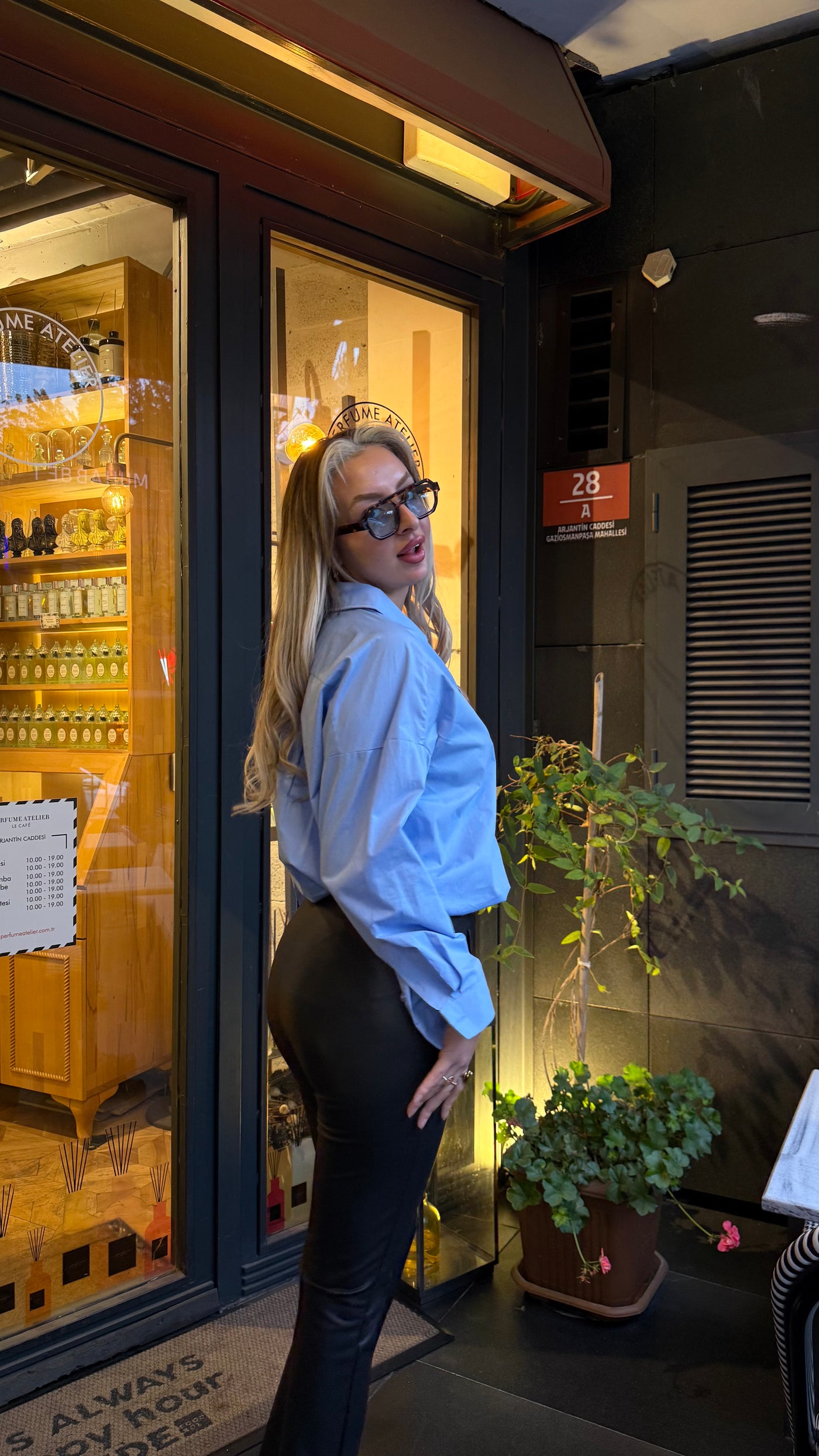 BİLEK YIRTMAÇLI YÜKSEK BEL DERİ PANTOLON