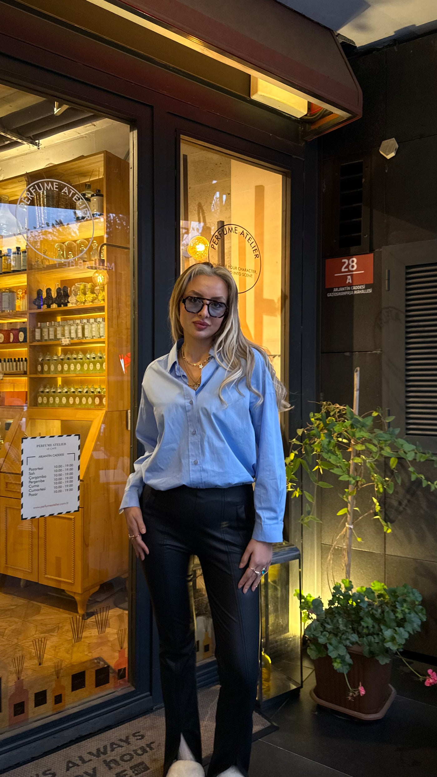 BİLEK YIRTMAÇLI YÜKSEK BEL DERİ PANTOLON