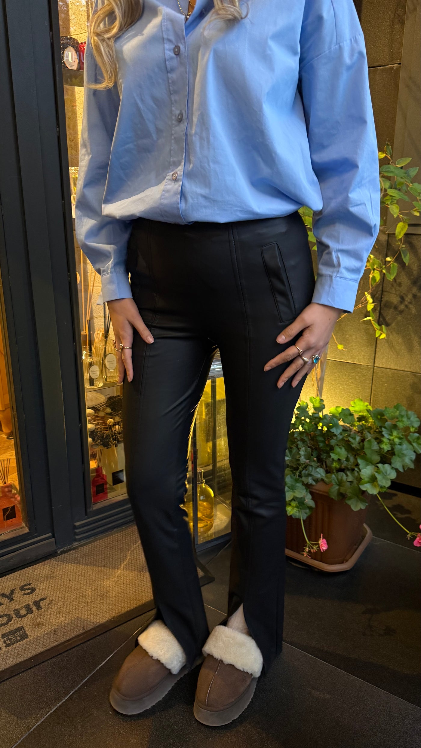 BİLEK YIRTMAÇLI YÜKSEK BEL DERİ PANTOLON